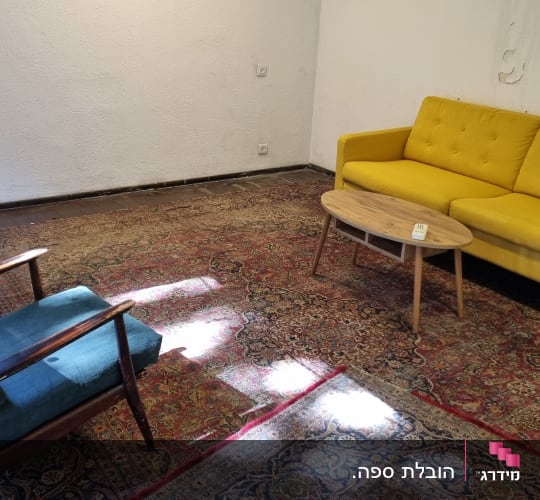 ספה צהובה ושולחן עץ בחדר מגורים